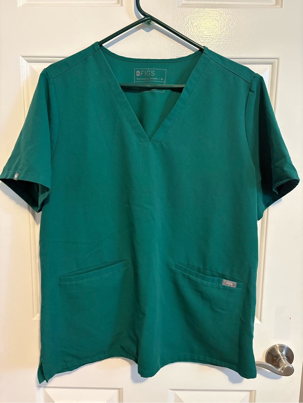 FIGS Technical Collection Scrub Top Women’s XL Green V-Neck 2 Pocket nurse vet